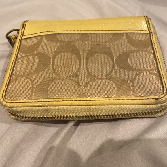 Coach zippable wallet with wristlet strap - Picture 2 of 3